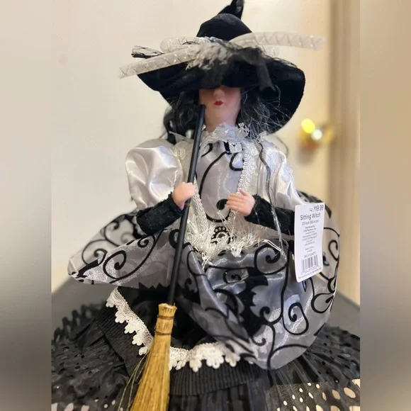 Sitting Witch - Picture 5 of 10